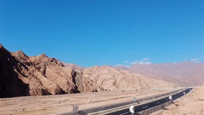 بعد إصلاح الأجزاء المتضررة.. هيئة الطرق تعلن عودة الحركة بطريق شرم الشيخ - دهب