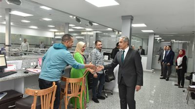 جولة لوزير القوى العاملة بمكاتب العاملين بالوزارة للتهنئة بالعيد.. ويحثهم على مواصلة العمل