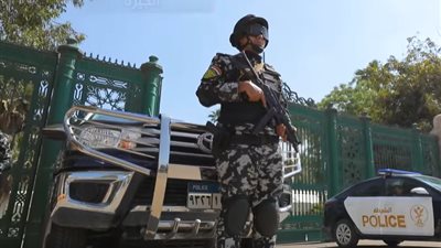 وضعها الأهالي لمنع وقوف السيارات.. أمن القاهرة يزيل جميع الحواجز الحديدية بشارع متفرع من صلاح سالم