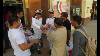 رجال الداخلية يوزعون وجبات الإفطار على الصائمين وعبوات الكعك على المستشفيات | صور