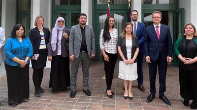 السفير الألماني خلال تسليمه دعما ماديا لشركات صغيرة: عندما نتكاتف نحدث فارقا