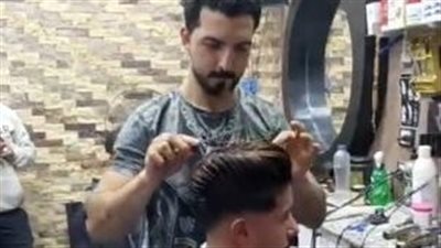 كله بالدور.. زحام داخل صالونات الحلاقة الرجالي قبل عيد الفطر ببني سويف| بث مباشر 