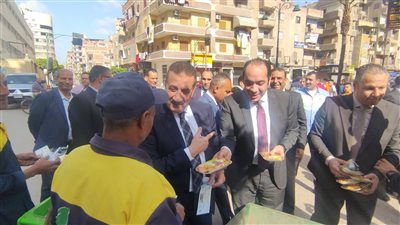 زيادة رواتب وبونات غذائية وكحك العيد.. محافظ المنوفية يلتقي عمال نظافة بشبين الكوم أول أيام عيد الفطر