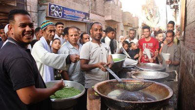مواطن في الأقصر يوزع 1500 سندوتش فول وطعمية مجانا احتفالا بعيد الفطر 