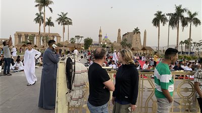 سائحون يشاركون أهالي الأقصر فرحتهم بعيد الفطر بالتواجد في ساحة الصلاة