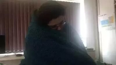 نامت في حمام السباحة وكادت تغرق.. بريطانية تعاني من مرض نادر يسبب النوم اللاإرادي