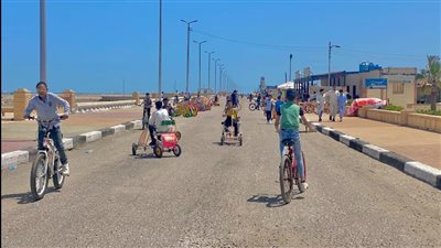 إقبال كبير من الأهالي لقضاء أول أيام عيد الفطر بشواطئ مصيف بلطيم في كفر الشيخ 