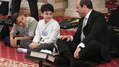 السيسي يؤدي صلاة عيد الفطر بمسجد المشير طنطاوي ويشارك في احتفالية مع أبناء الشهداء
