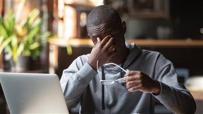 ما هي مخاطر فرك العين على بصرك؟