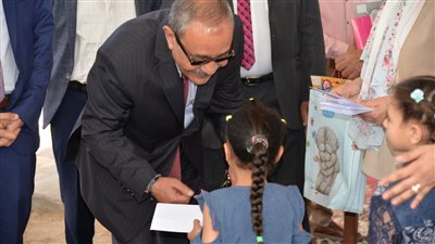 محافظ الإسماعيلية يحتفل بعيد الفطر مع أبناء دار لرعاية الأيتام