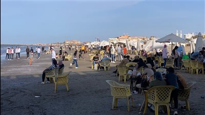 إقبال كبير على شاطئ بورسعيد في ثاني أيام عيد الفطر | صور 