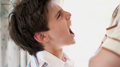 أب عديم الشخصية وابن عاق يعتدي على والده.. والأم تطلب الخلع لعدم التحمل