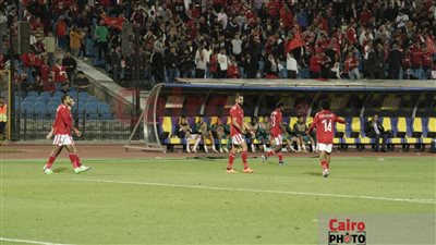الأهلي يتقدم على الرجاء المغربي بهدف نظيف.. ومطالبات بركلة جزاء| صور