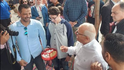 قدموا له كحك العيد.. محافظ بورسعيد يحتفل مع المواطنين بعيد الفطر على الشاطئ | صور وفيديو