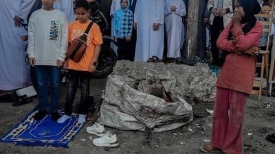 بعد صورتها في صلاة العيد.. برلماني يزور الطفلة فرحة ويقدم لها هدايا