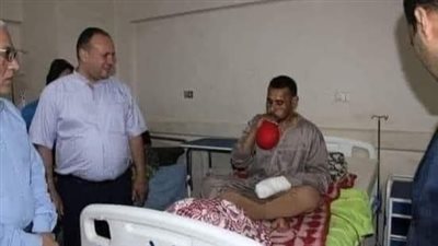 سخرية على السوشيال ميديا لانتشار صورة مريض ينفخ بالونة العيد بمستشفى في الفيوم 