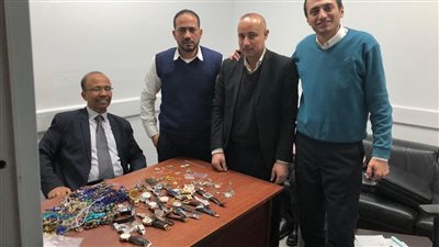 ضبط راكب بحوزته كمية من الساعات الرولكس والأحجار الكريمة والمشغولات المرصعة بالألماس