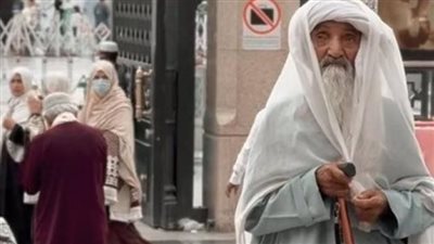 شبهه البعض بشخصيات إسلامية شهيرة.. قصة العجوز الغامض الذي ظهر في الحرم المكي