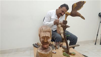 عمره 49 سنة.. فنان تشكيلي من ذوي الهمم يحصل على بطولة الجمهورية في الرمح | صور