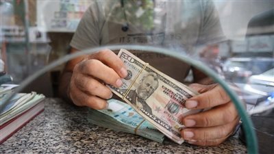 مؤشرات على انتهاء أزمة نقص السيولة الدولارية في مصر بعد إعلان الإفراج عن البضائع الجمركية | بث مباشر