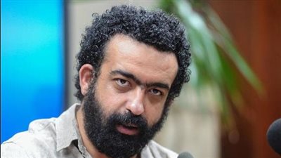 المخرج ماندو العدل: حلمي أقدم مسرحية تناقش أحوال الناس في المسرح 