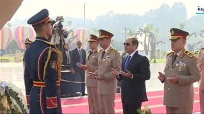 السيسي يضع إكليلًا من الزهور على قبر الرئيس السادات بمناسبة الذكرى الـ41 لتحرير سيناء
