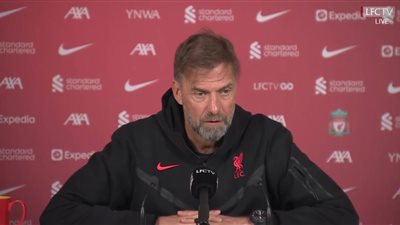 إصابة يورجن كلوب مدرب ليفربول أثناء مواجهة توتنهام | صور