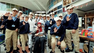 الشرطة وعدد من الشباب يزورون مرضى مستشفى سرطان الأطفال بمناسبة عيد الفطر |صور 