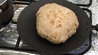 طريقة عمل العيش المصري المنفوخ.. وصفتين في الفرن وعلى البوتاجاز