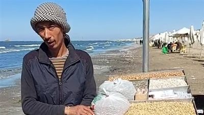 قصة كفاح بائع تسالي على شاطئ بورسعيد: بلف على رجلي 15 ساعة عشان أكسب بالحلال | بث مباشر