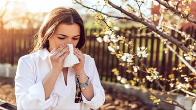 متلازمة العطاس الخريفي.. خبراء يوضحون أمراض تتزايد في فصل الخريف