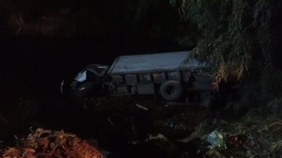 إصابة 4 أشخاص في انقلاب سيارة نقل داخل ترعة بالمحلة | صور