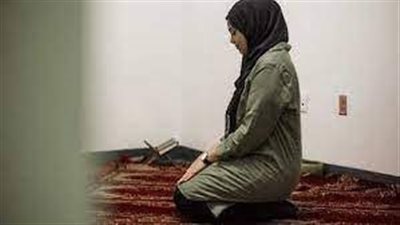 ما حكم صلاة المرأة في المكتب بحضرة الرجال من غير المحارم؟.. الإفتاء تجيب