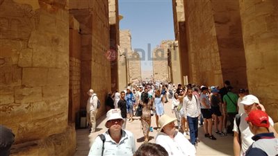 إقبال كبير من السائحين العرب والأجانب على زيارة الأماكن الأثرية بالأقصر | صور 