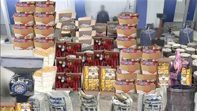 ضبط 700 ألف صاروخ و1.2 مليون عبوة معدة للتعبئة داخل مصنع للألعاب النارية بالفيوم