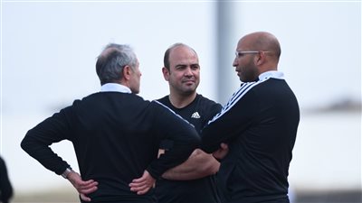 كولر يطمئن على الحالة البدنية للاعبي الأهلي بجلسة مع أبو عبلة