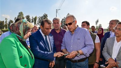 وزير الري يمهل مسؤولي المنوفية 48 ساعة لرفع تكدس القمامة على جسور الترع