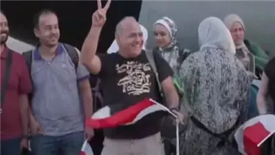 من خلال مبادرة القاهرة 24.. طبيب يقدم مساعدات مجانية للطلاب العائدين من السودان