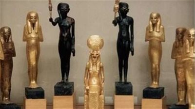 مواطن مصري يهدي المجلس الأعلى للآثار 8 قطع أثرية