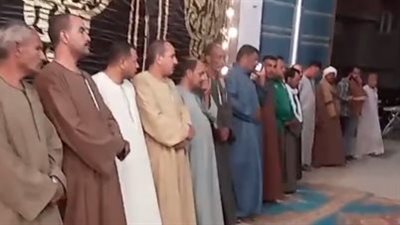 حزن ودموع أسرة الشيخ عبد الله كامل خلال تلقي عزائه في الفيوم | بث مباشر