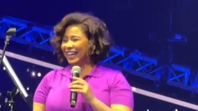 شيرين عبد الوهاب تجلس على المسرح وتشارك جمهورها الغناء: متخافوش مش هقع ميقعش إلا الشاطر