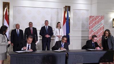 رئيس الوزراء ومستشار النمسا يشهدان توقيع مذكرة لإصلاح ورفع كفاءة ماكينات السكة الحديد
