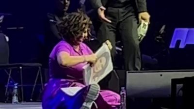 سقوط شيرين عبد الوهاب على المسرح خلال حفلها بدبي: المنظمين مش بيتعلموا