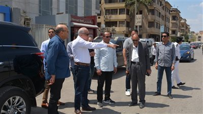 محافظ الجيزة يتفقد مشروعات الرصف والتطوير بالعجوزة ويوجه بنقل موقف سرفيس عشوائي بمنطقة الكيت كات