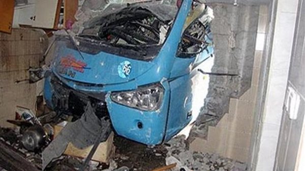 سيارة تصطدم بمنزل