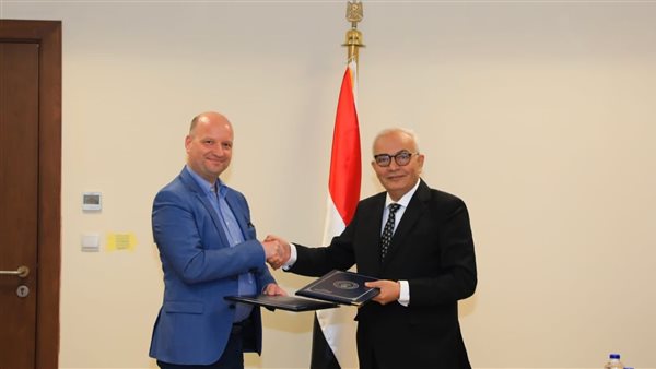 جانب من التوقيع 