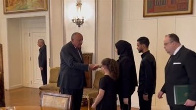 وزير الخارجية يستقبل أسرة شهيد السفارة المصرية بالسودان | صور وفيديو 