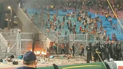 اشتباك مع الأمن وحريق في الملعب.. توقف انطلاق الشوط الثاني من مباراة الترجي وشبيبة القبائل بسبب الجماهير