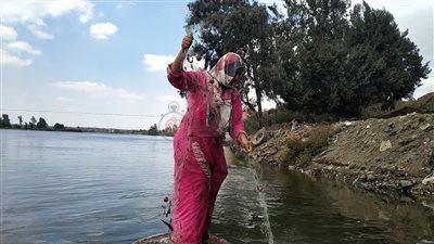 أم محمد الصيادة بالمنوفية: اشتغلت مكان جوزي علشان أصرف على مرضه وحفيدتي اليتيمة|صور 