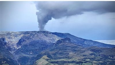 كولومبيا تسعى لإخلاء السكان قرب بركان نشط يصدر هديرًا